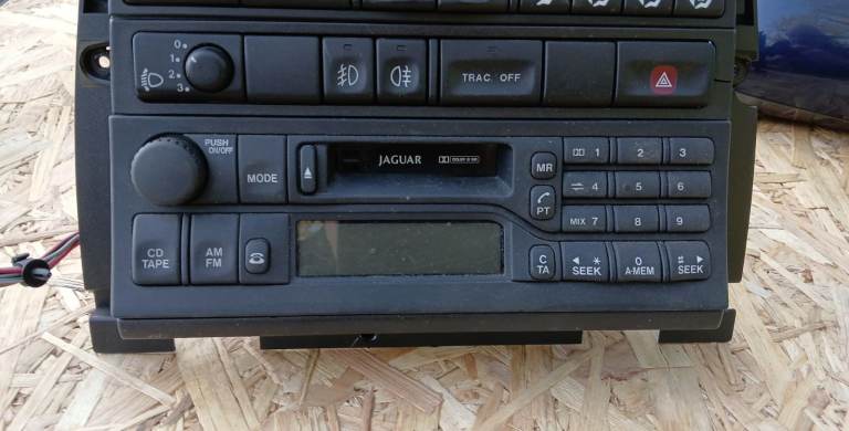 JAGUAR XK8 XKR X100 RADIO STEREO HEAD UNIT LJD4100AA 1996 - 2002