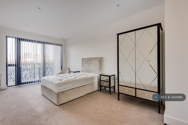 3 bedroom flat in Leven Road, London, E14 (3 bed) (#3043161)