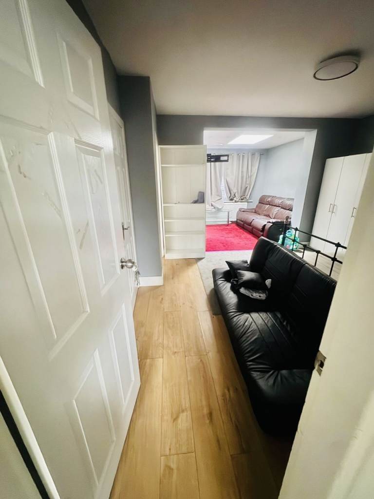 Studio Flat to rent RM12 5NB elm park available to move immediately 