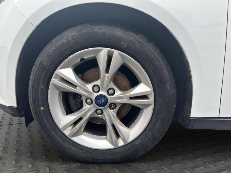 2013 Ford Focus 1.6 Zetec Euro 5 5dr HATCHBACK Petrol Manual