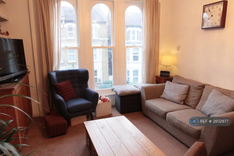1 bedroom flat in Alfred Road, London, W3 (1 bed) (#2802977)