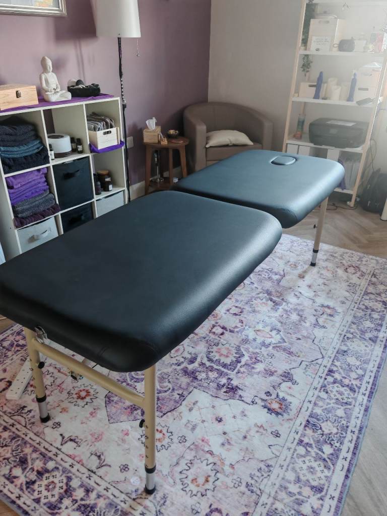 Lightweight portable massage table, 10.5kg, 66cm width, accessories included