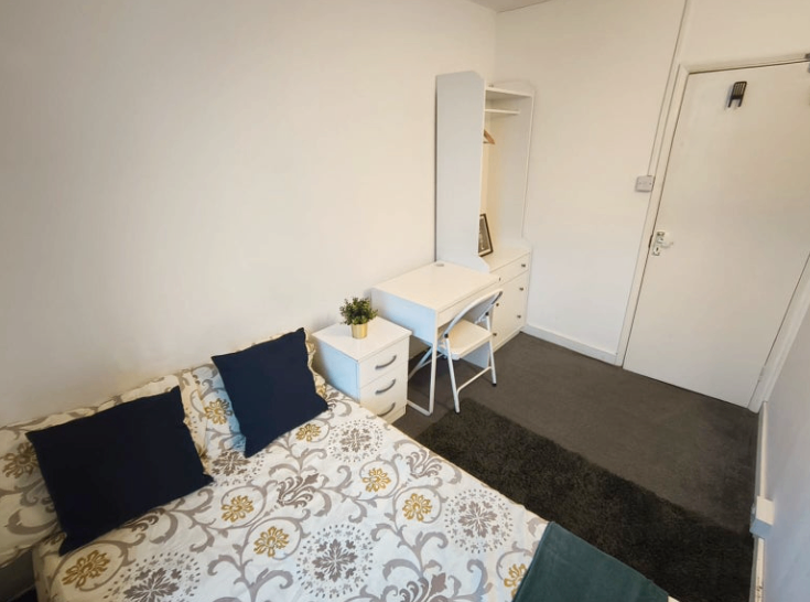 Cozy Double Room Mile End £760/pm - Bills Inc | Stepney Green | E1