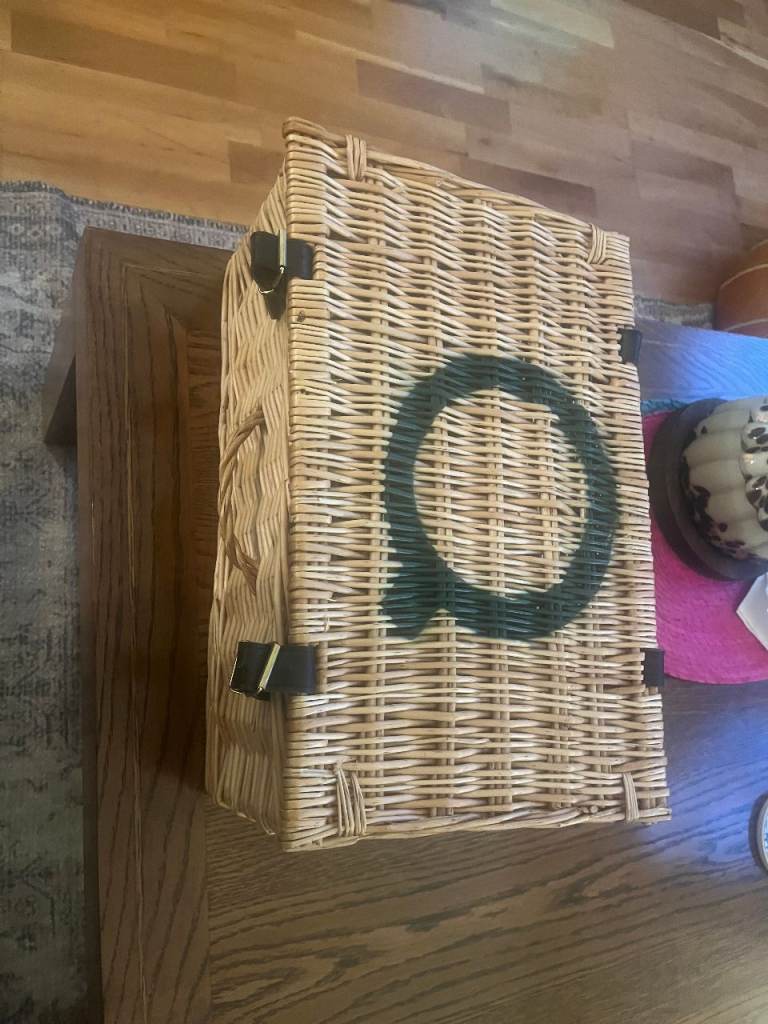  Rectangular wicker basket with Q decoration. 