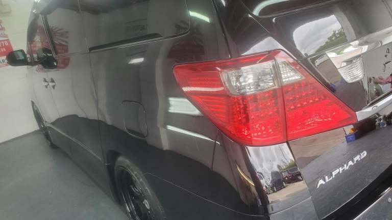 Toyota Alphard 2.4 black automatic 8 seater sunroofs fresh japanese import 2010
