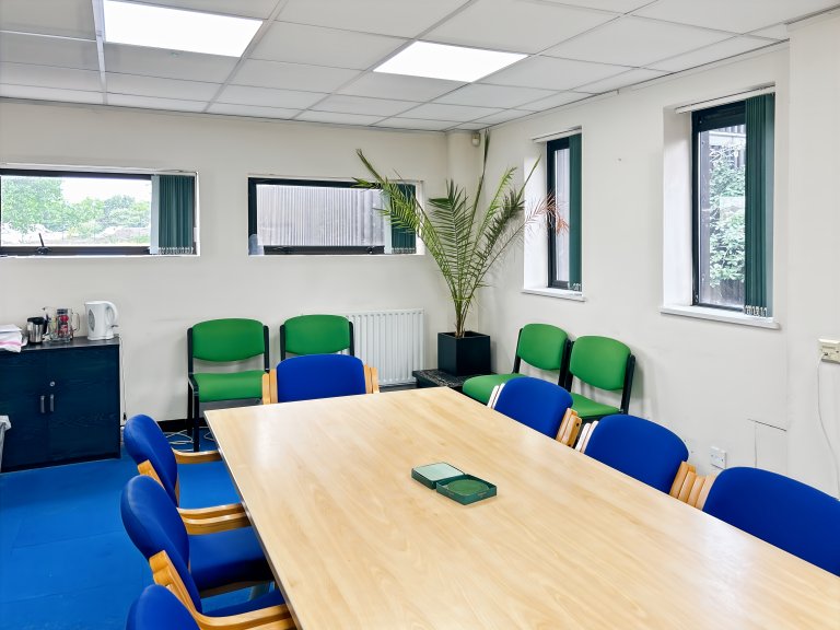 Aylesbury - HP198TE \ Productive Team Workspace with 4 Workstations