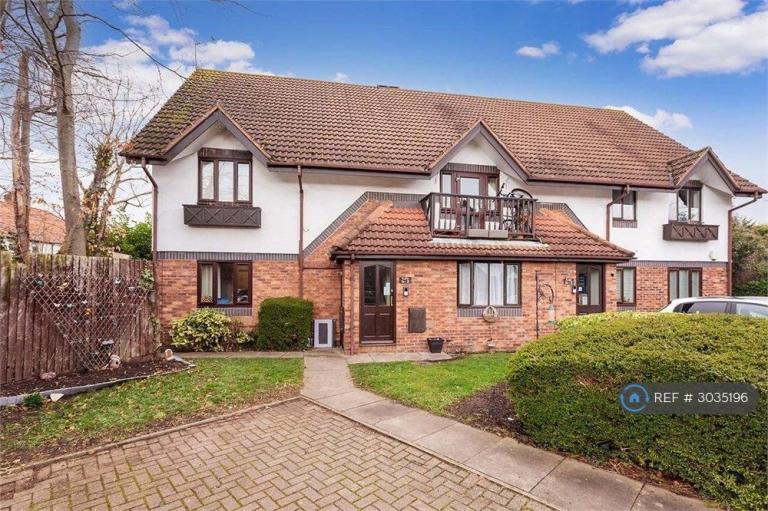 2 bedroom flat in Osprey Close, West Drayton, UB7 (2 bed) (#3035196)