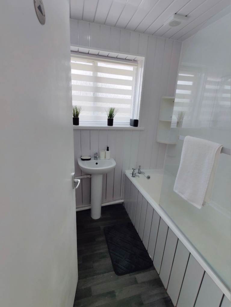 3 bedroom house RUNNING AIRBNB FULLY FURNISHED NEAR BIRMIMGHAM AIRPORT see listing 