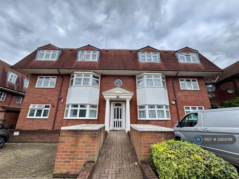 2 bedroom flat in Berkeley Court, London, NW4 (2 bed) (#2924018)
