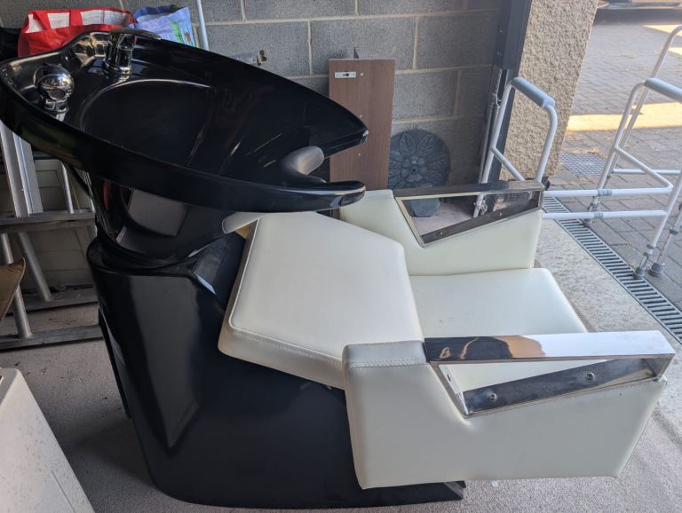 Hairdressing chair and basin