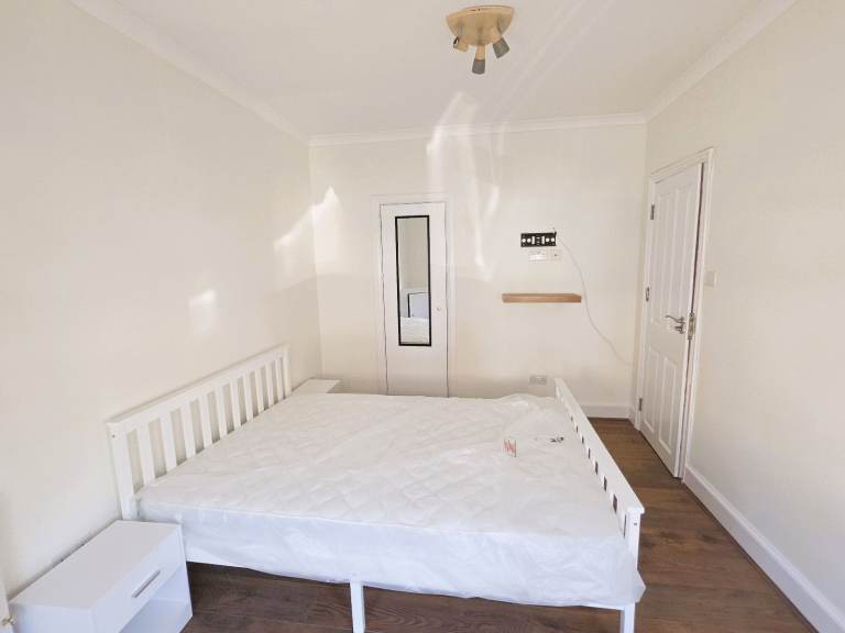 LARGE DOUBLE BEDROOM+PRIVATE SHOWER INC. ALL BILLS BOREHAMWOOD TOWN WD6