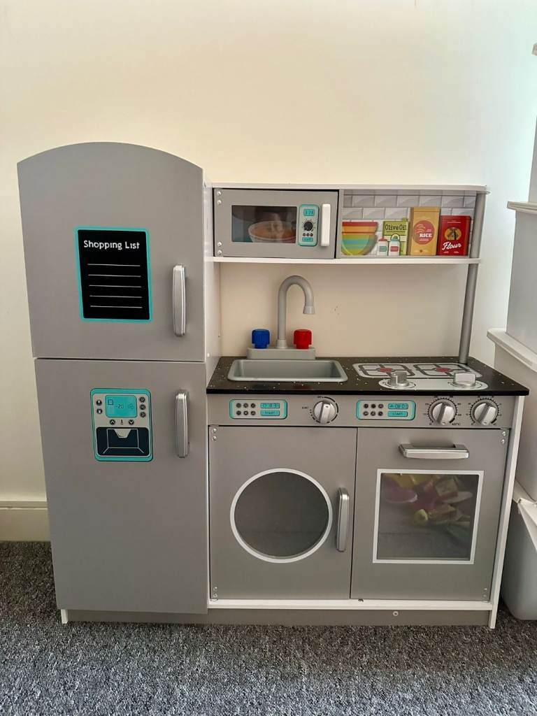 Kids play roll kitchen 