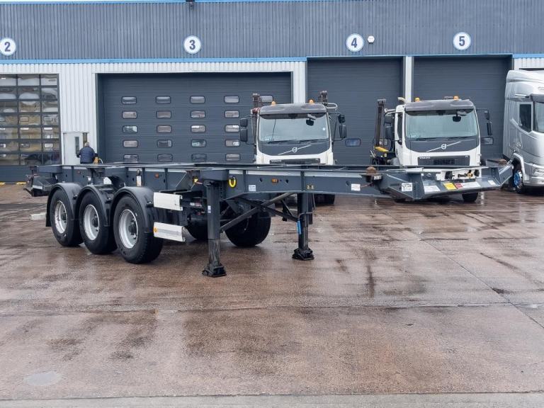 KRONE SLIDING SKELETAL TRI AXLE TRAILER