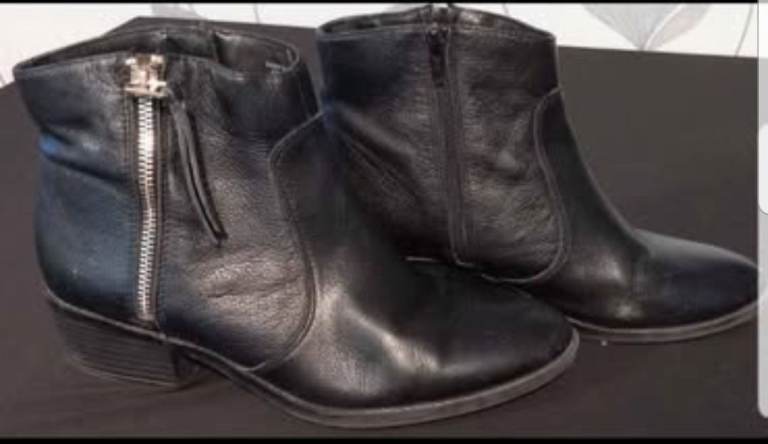 Leather boots, size 6
