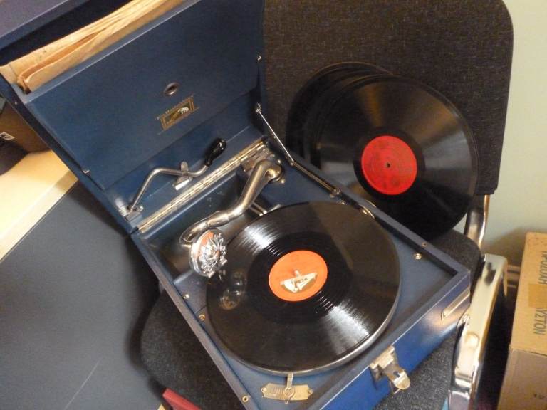 Beautiful quality vintage original (HMV) His Masters Voice 78 speed table top winding gramophone. 