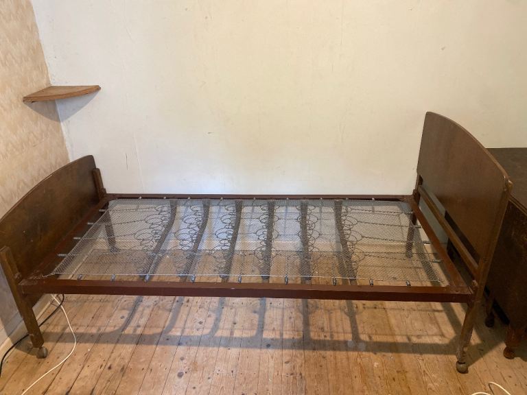 Metal and wood sprung single bed 1900 long (inside)