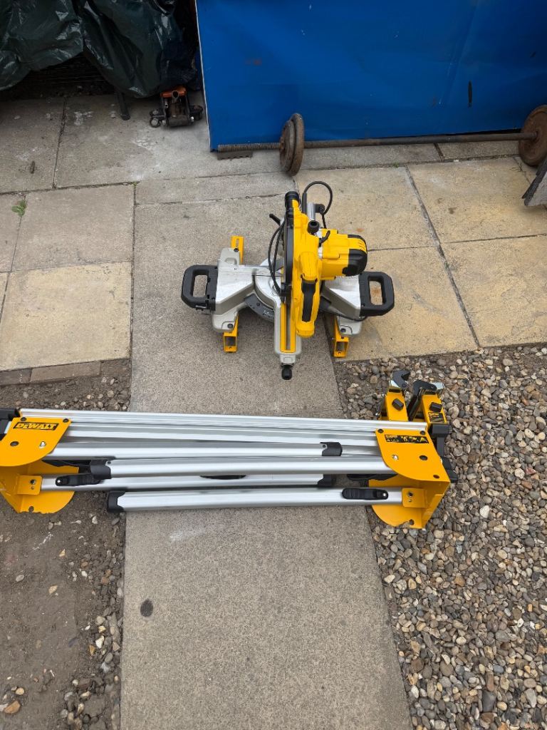 DEWALT Mitre Saw with Stand – Good Condition