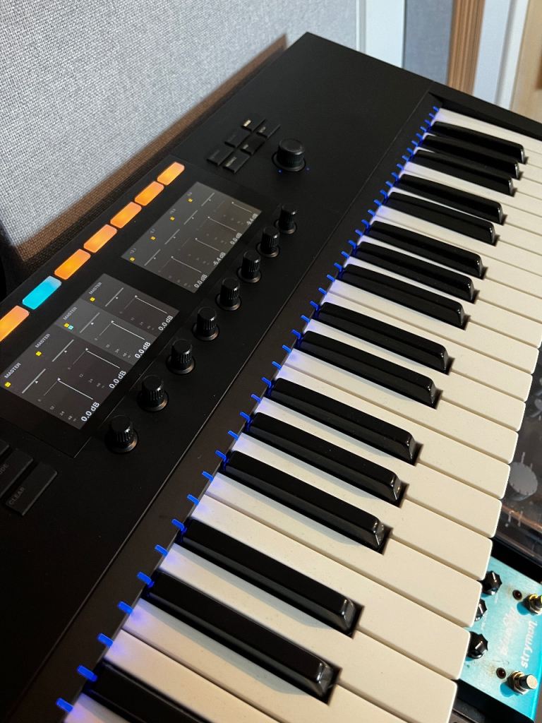 Native Instruments S49 MK2 MIDI keyboard controller