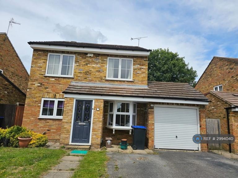 5 bedroom house in Sands Farm Drive, Burnham, Slough, SL1 (5 bed) (#2994040)