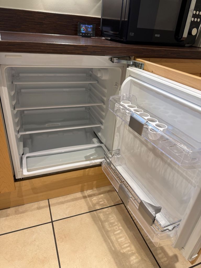 Blomberg TSM1750u Integrated Under-Counter Fridge — SPARES / REPAIR — IMMACULATE CONDITION