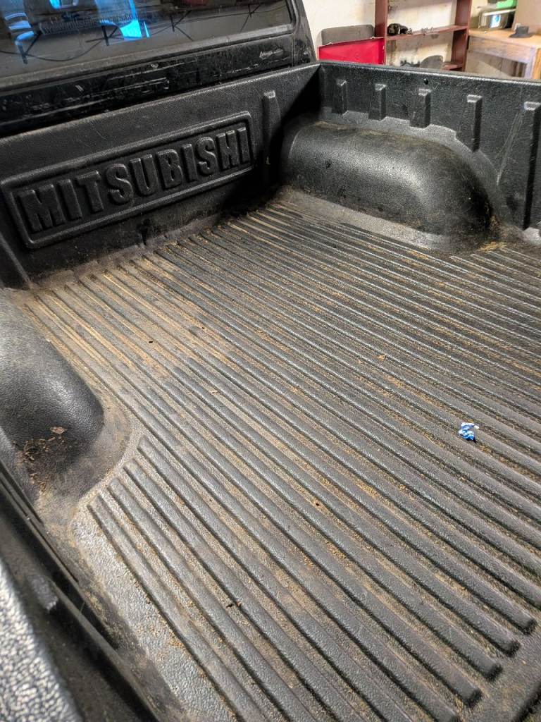 Mitsubishi warrior 2004 , black.