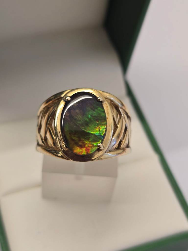 9CT GOLD LABRADORITE RING WITH CRISS CROSS SHOULDERS