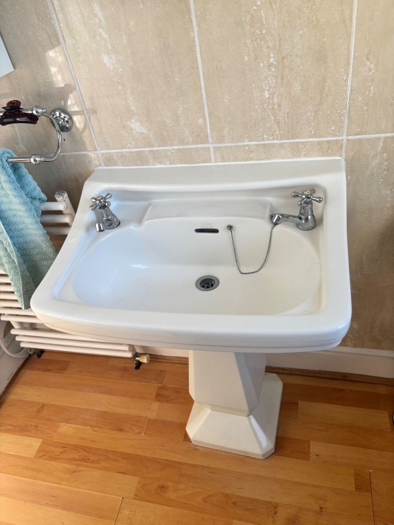 Vintage Traditional Pedestal Bathroom Basin / Sink with Taps