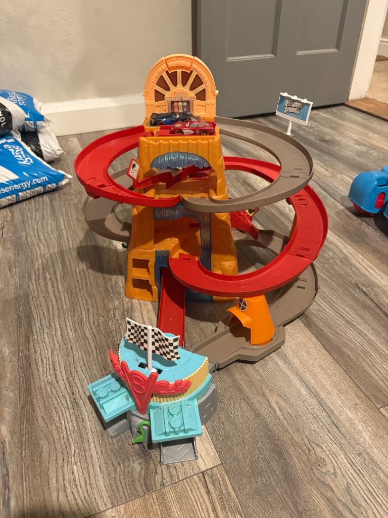 Disney Cars 3 Spiral Garage Playset with Car