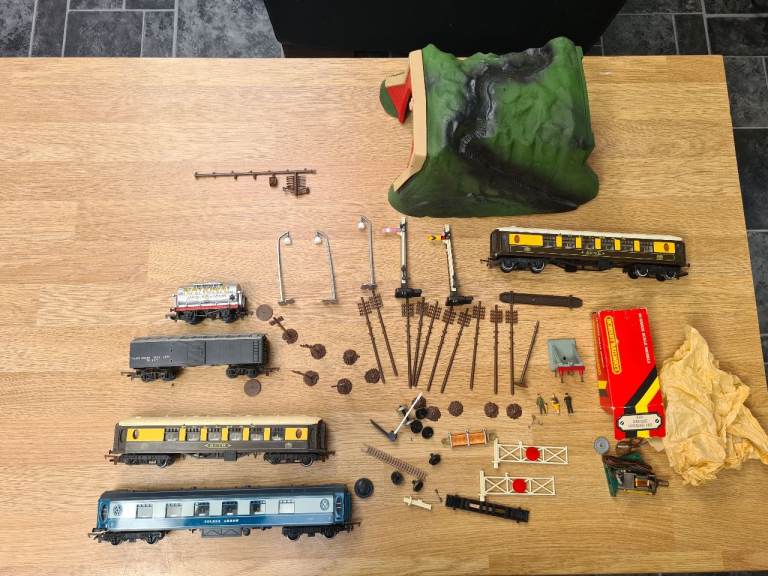 Hornby Triang OO Guage Train Carriages and other accessories 