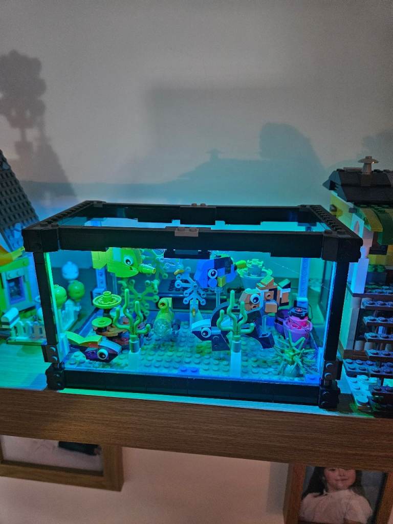 Lego 31122 fish tank with added light kit (retired set)