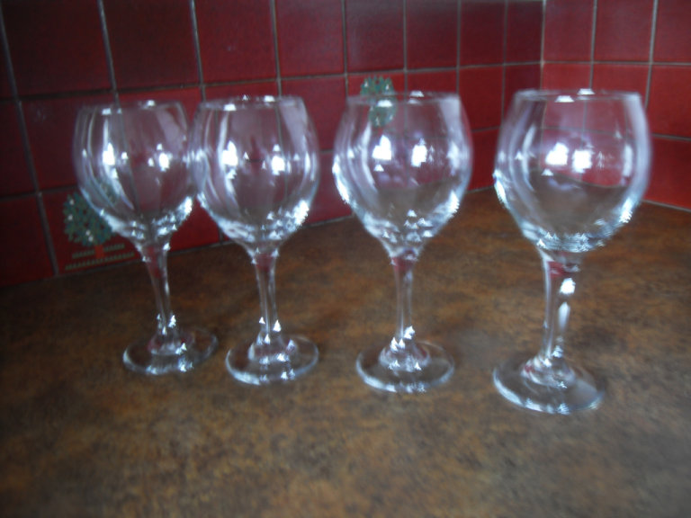 x4 Matching, large gin or wine glasses - £8