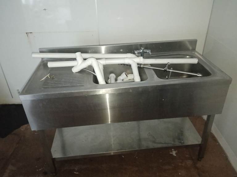 Commercial kitchen sink 