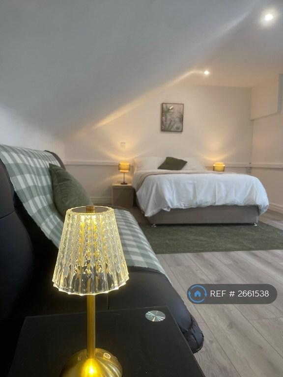 3 bedroom flat in Oak Terrace, Liverpool, L7 (3 bed) (#2661538)