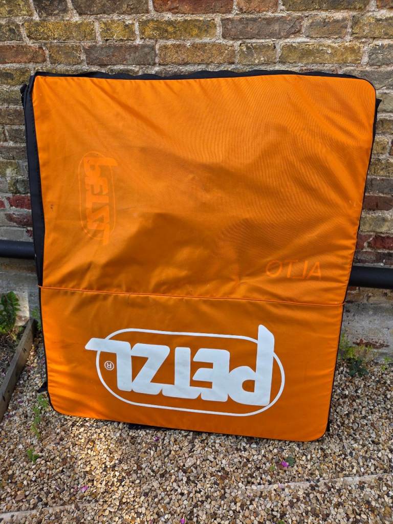 Petzl bouldering mat– Orange/Black, Good Condition