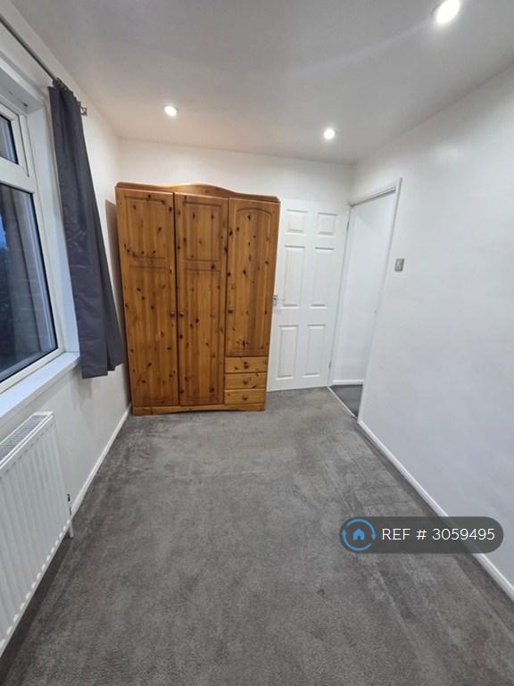 2 bedroom flat in Quaker Road, Ware, SG12 (2 bed) (#3059495)