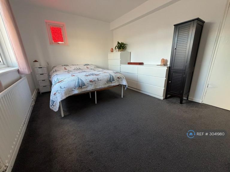2 bedroom flat in Padnall Court, Romford, RM6 (2 bed) (#3041980)