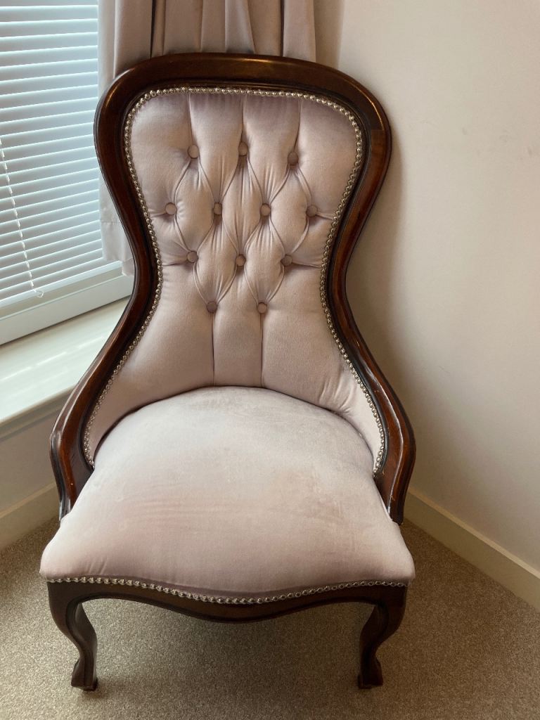 Spoon back mahogany bedroom chair