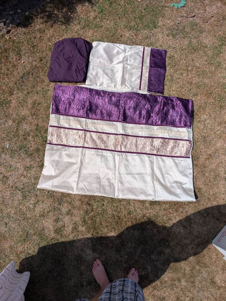 Purple and Cream single Bedding Set with Pillowcases and fitted sheet – Good Condition