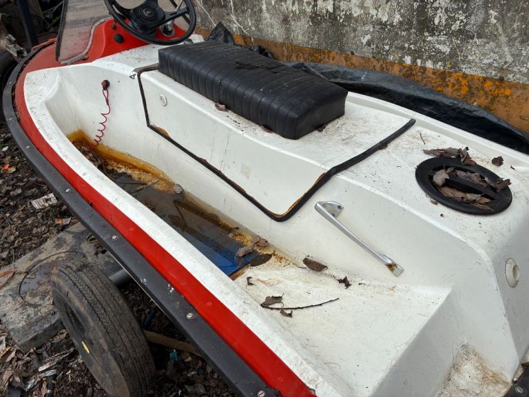 Small Speed Boat with Engine and Trailer – Needs TLC