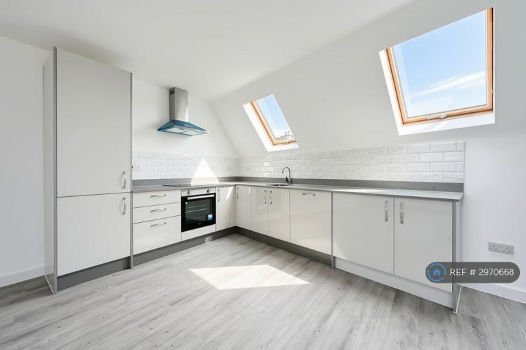 2 bedroom flat in Lynchford Road, Farnborough, GU14 (2 bed) (#2970668)