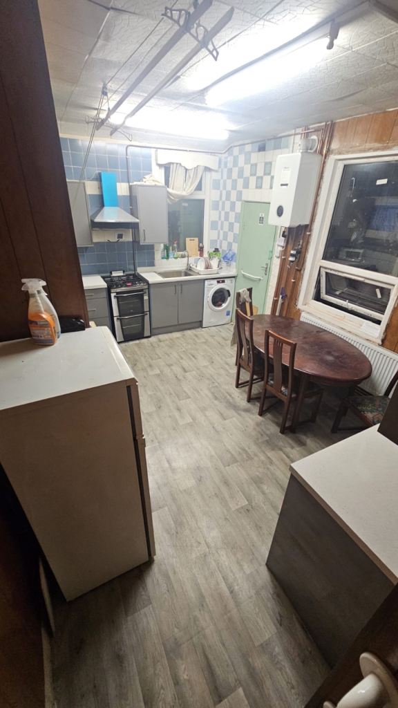 Sharing room available for rent