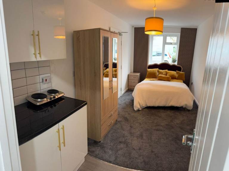 Studio ensuite close to Train station