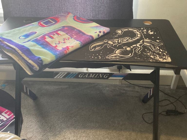 BAGGZIA Gaming Chair and Black Gaming Desk – Good Condition