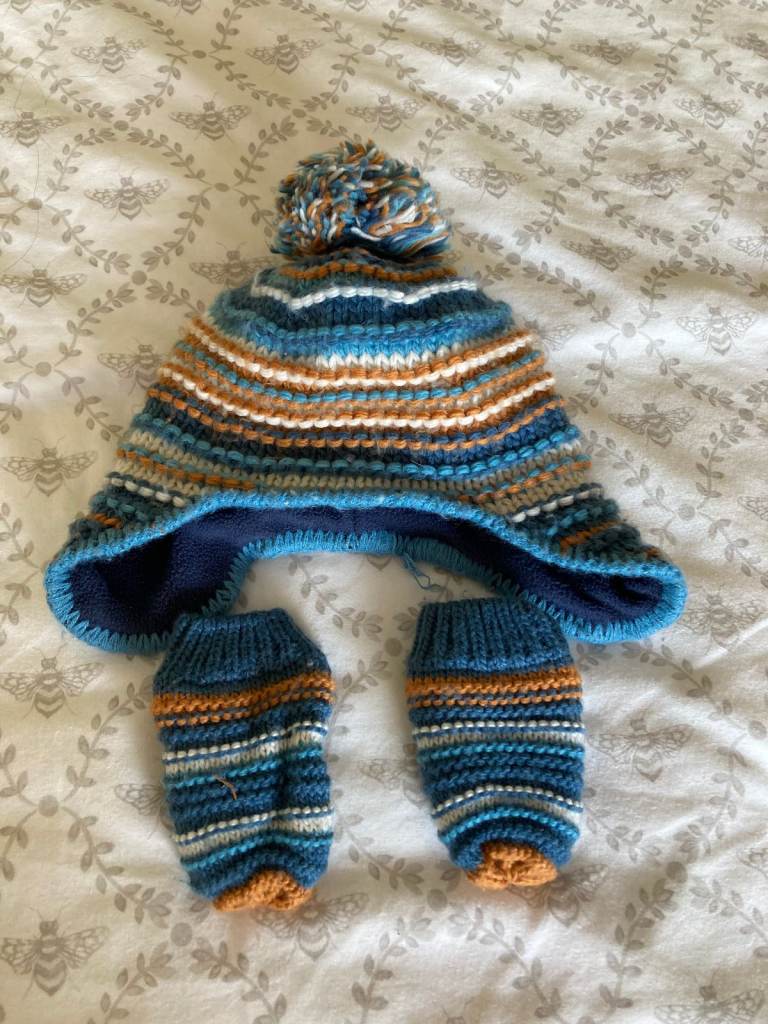 Bobble hat and mittens