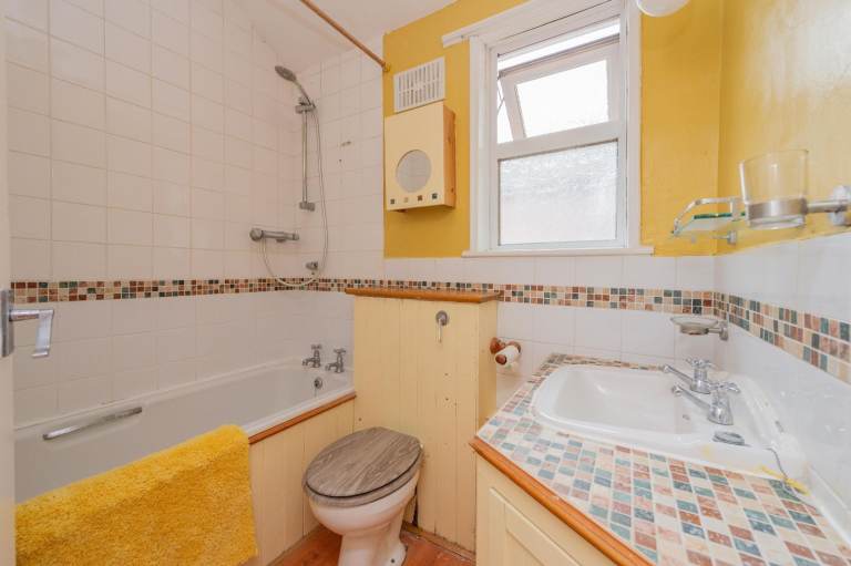 Spacious 3 bed fully furnished house available short or long stay no contract required