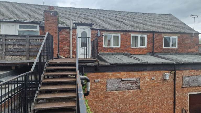 Large flat 2 bedrooms central Sutton-in-Ashfield 