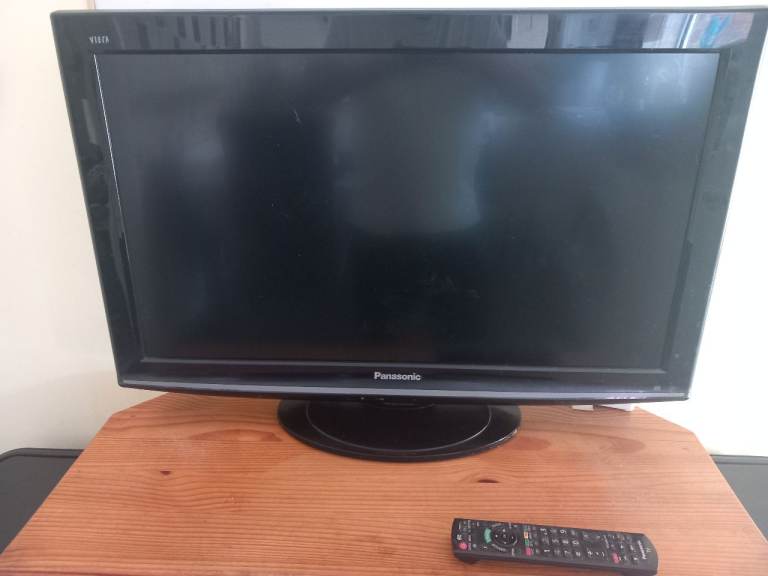 Panasonic Flat Screen TV with Remote Control – Good Condition