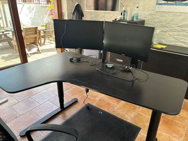 2 x 24" Samsung screens plus dual desk stand