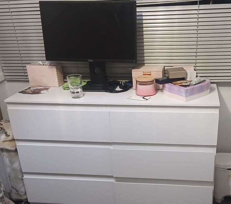 White Chest of 6 Drawers – Good Condition