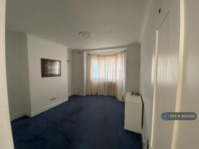 2 bedroom flat in Jean House, London, SW17 (2 bed) (#2830320)